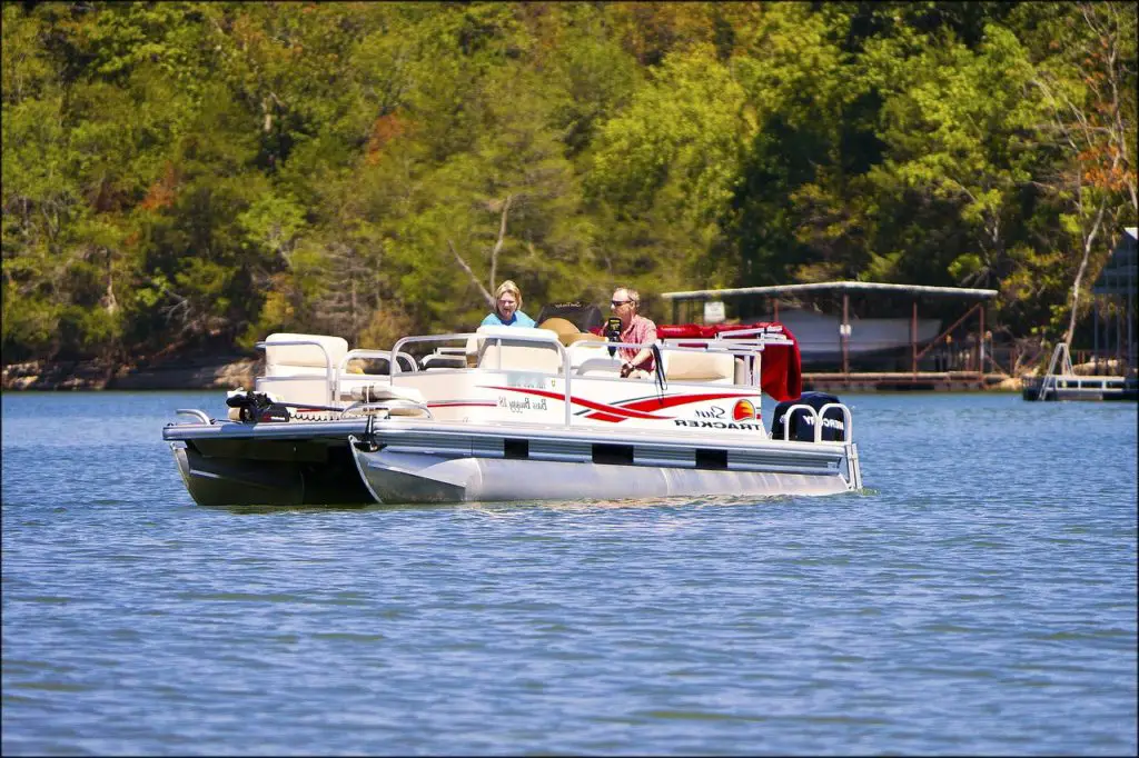 Pontoon Underway