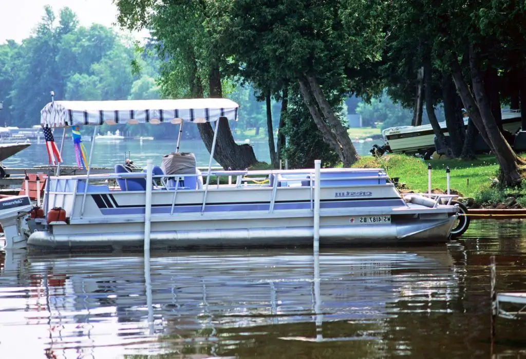 Pontoon with Top
